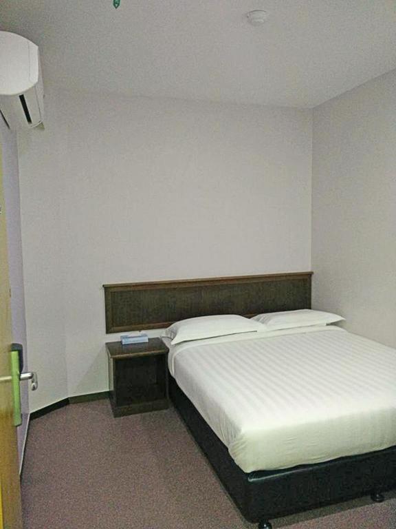 Id Hotel Yayasan Segamat Exteriör bild